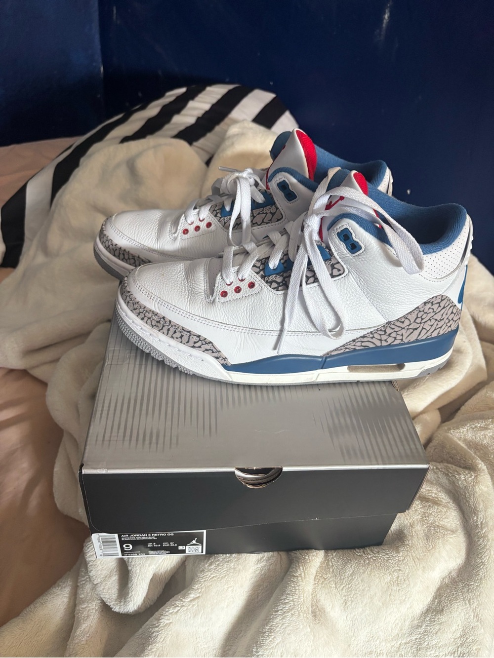 Jordan Men’s White/Blue Retro Athletic Sneakers